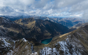 Красивый вид на величественные горы под белыми облаками