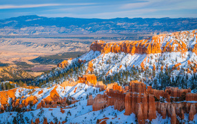 Красивый вид на заснеженный каньон