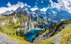 Голубое озеро в горах летом