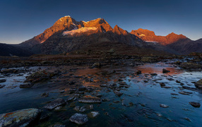 Рассвет солнца на горами у озера Гангабал