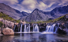 Красивый вид на горы и водопад