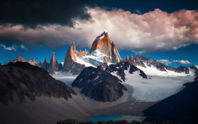 Острые вершины скалы под грозовым небом