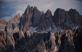 Грозные острые вершины гор крупным планом