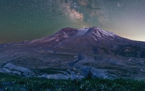 Вид на красивую гору под ночным небом