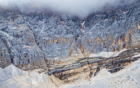 Вид на горный обрыв в тумане