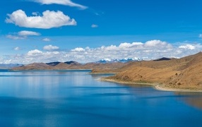 Красивое голубое небо с белыми облаками над заливом