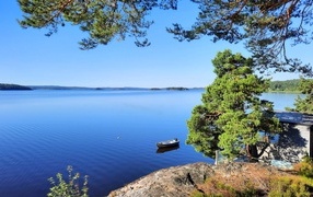 Красивый вид с утеса на спокойное озеро 