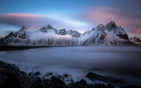 Красивый вид на горы и холодное зимнее озеро