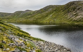 Спокойная река у покрытых зеленью холмов