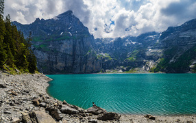 Чистая голубая вода в горном озере