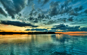 Темные облака над озером в сумерках