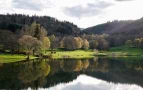 Красивый вид на озеро и парк