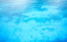 Спокойная бирюзовая вода в океане