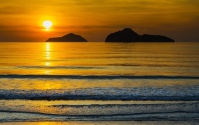 Красивый закат над спокойным морем летом