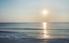 Яркое солнце над спокойным морем летом