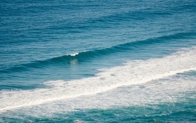 Тихая голубая морская вода крупным планом