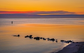 Спокойное теплое море на закате в сумерках