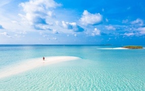 Низкое небо над голубой водой океана