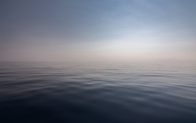 Морская гладь на фоне голубого неба