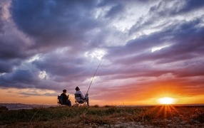 Рыбалка на закате яркого летнего солнца
