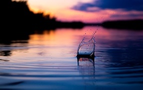 Брызги на воде реки на закате