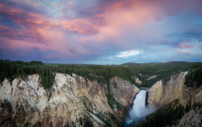 Водопад стекает с гор под красивым небом
