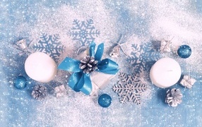 Снег и новогодний декор на голубом фоне