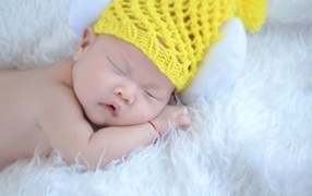 Грудной малыш в вязаной шапке