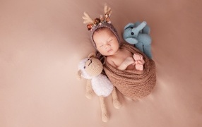 Ребенок спит с любимыми игрушками