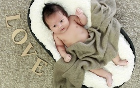 Красивый малыш с надписью любовь