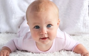 Красивая голубоглазая новорожденная девочка
