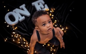 Красивый ребенок с гирляндой