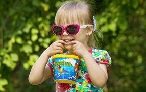 Красивая маленькая девочка в очках