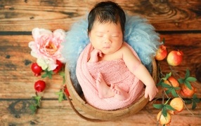 Красивый спящий ребенок с декором