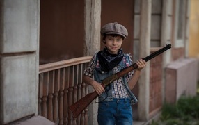Мальчик охотник с ружьем в руках