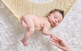 Ребенок лежит в гамаке 