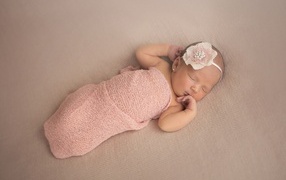 Милое фото новорожденной девочки с бантом на голове