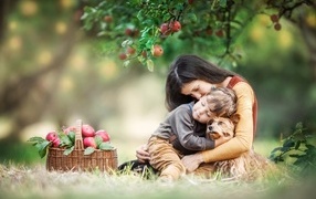 Семья обнимается в саду