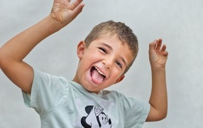 Смешной мальчик высунул язык