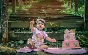 Маленькая девочка именинница с тортом