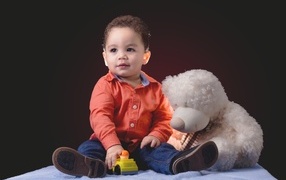 Маленький мальчик с большим игрушечным медведем