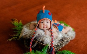 Маленький ребенок в смешной вязаной шапке