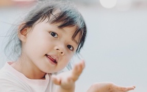 Маленькая милая кареглазая девочка