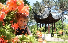 Маленькая девочка в цветах