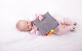 Маленькая девочка с книгой на белом фоне