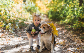 Маленькая девочка с собакой в парке