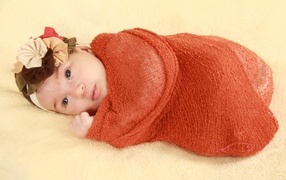 Новорожденная девочка в красном покрывале