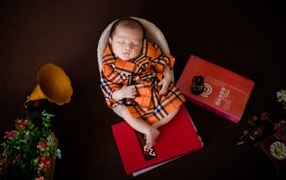 Серьезный спящий новорожденный малыш 