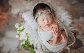 Спящий младенец в простыни 