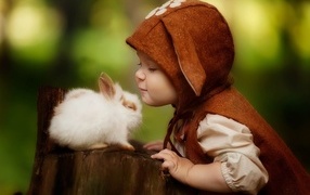Маленький ребенок с декоративным кроликом